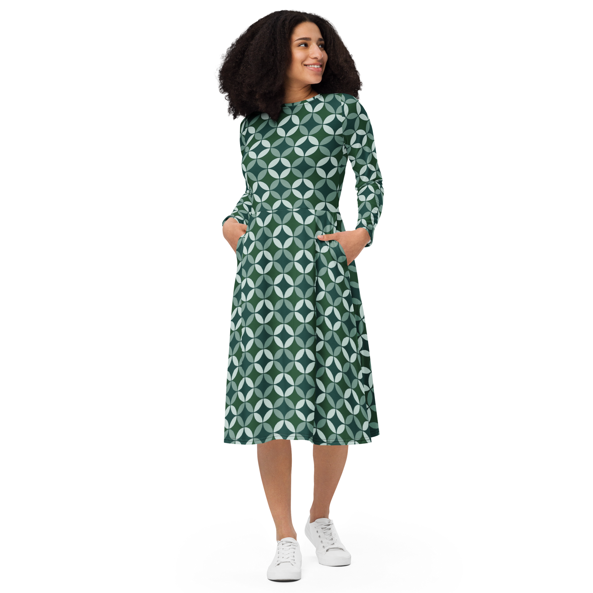 Modelo posando de frente con uno de los vestidos verano estampados verde de Sanper Studio