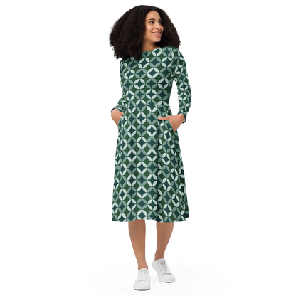 Modelo posando de frente con uno de los vestidos verano estampados verde de Sanper Studio