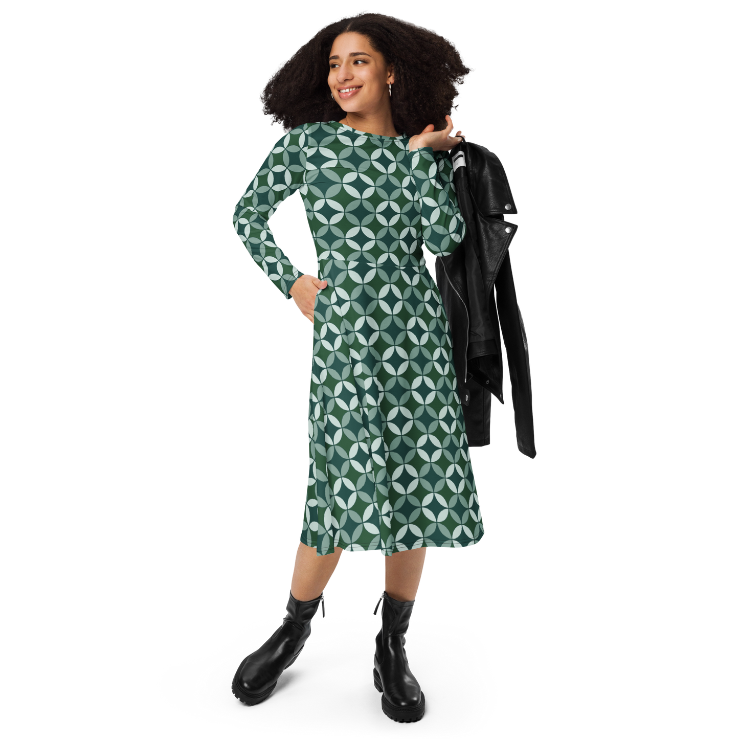 Modelo con vestido midi de manga larga verde de la marca de ropa Sanper Studio con botas y chaqueta