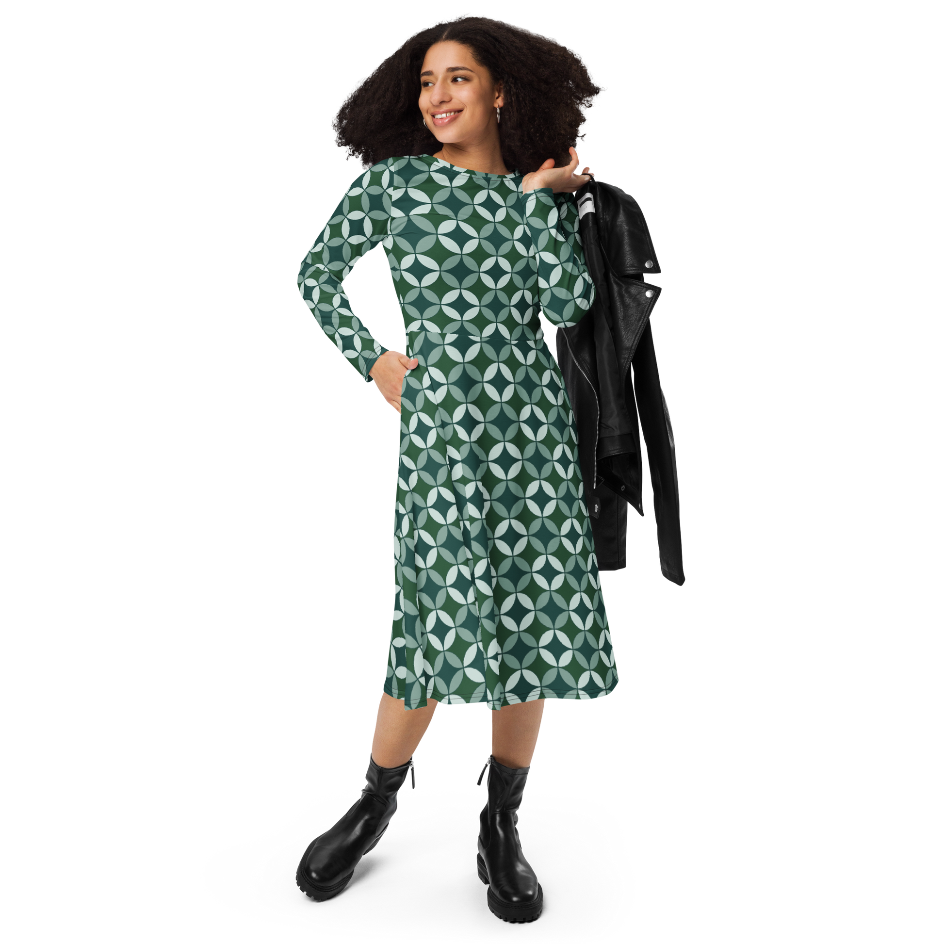 Modelo con vestido midi de manga larga verde de la marca de ropa Sanper Studio con botas y chaqueta