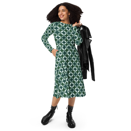 Modelo con vestido midi de manga larga verde de la marca de ropa Sanper Studio con botas y chaqueta