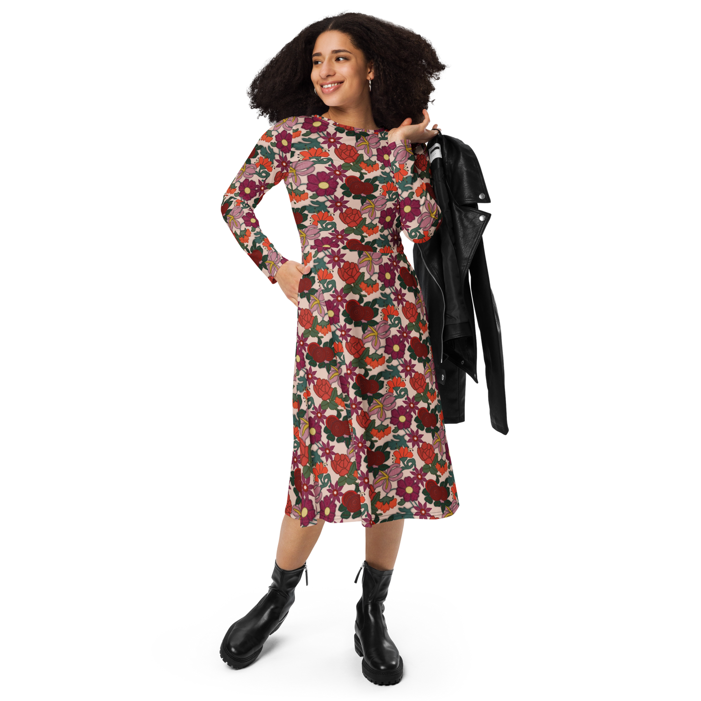 Modelo con vestido midi de manga larga floral de la marca de ropa Sanper Studio con botas y chaqueta