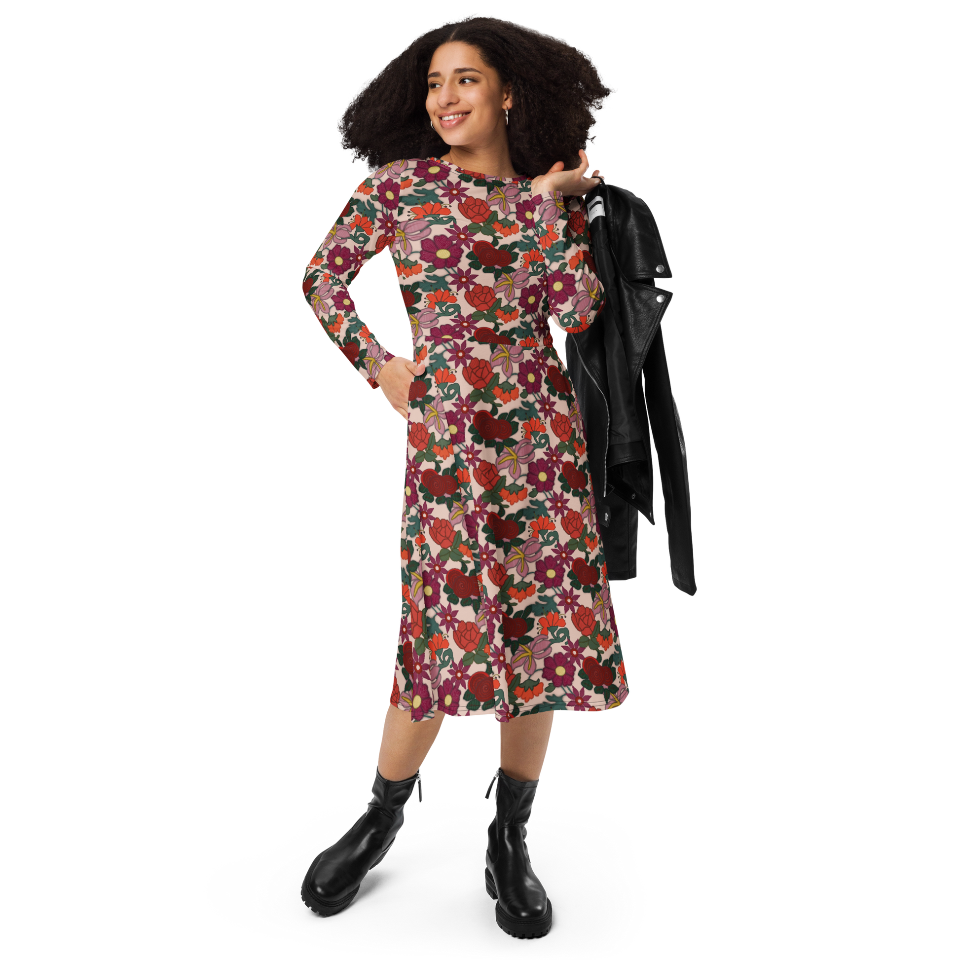 Modelo con vestido midi de manga larga floral de la marca de ropa Sanper Studio con botas y chaqueta