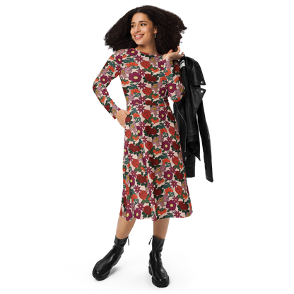 Modelo con vestido midi de manga larga floral de la marca de ropa Sanper Studio con botas y chaqueta