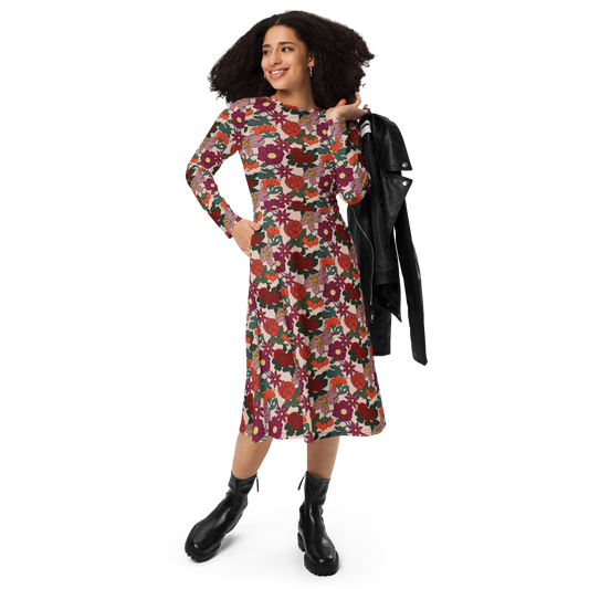 Modelo con vestido midi de manga larga floral de la marca de ropa Sanper Studio con botas y chaqueta
