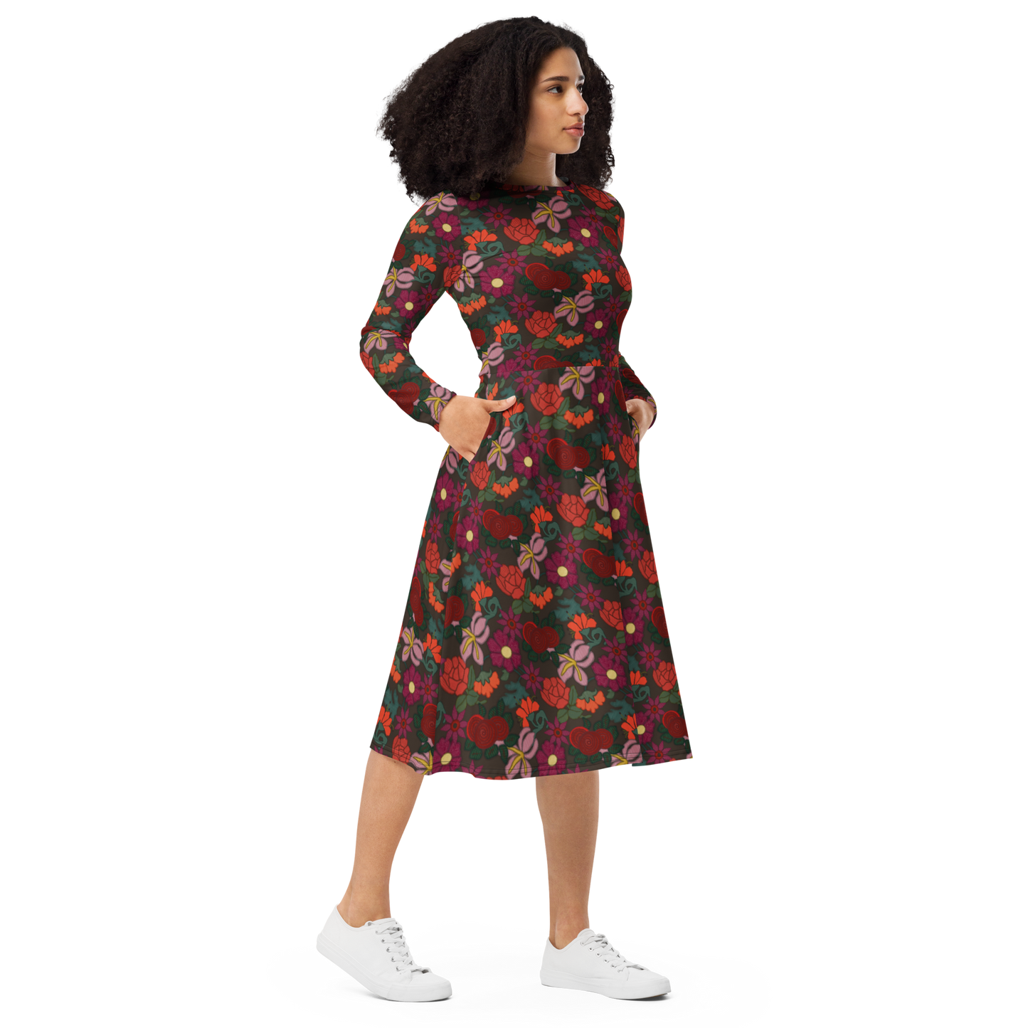 Modelo posando con vestido de verano estampado de bordado floral de la marca de ropa Sanper Studio