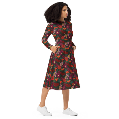 Modelo posando con vestido de verano estampado de bordado floral de la marca de ropa Sanper Studio