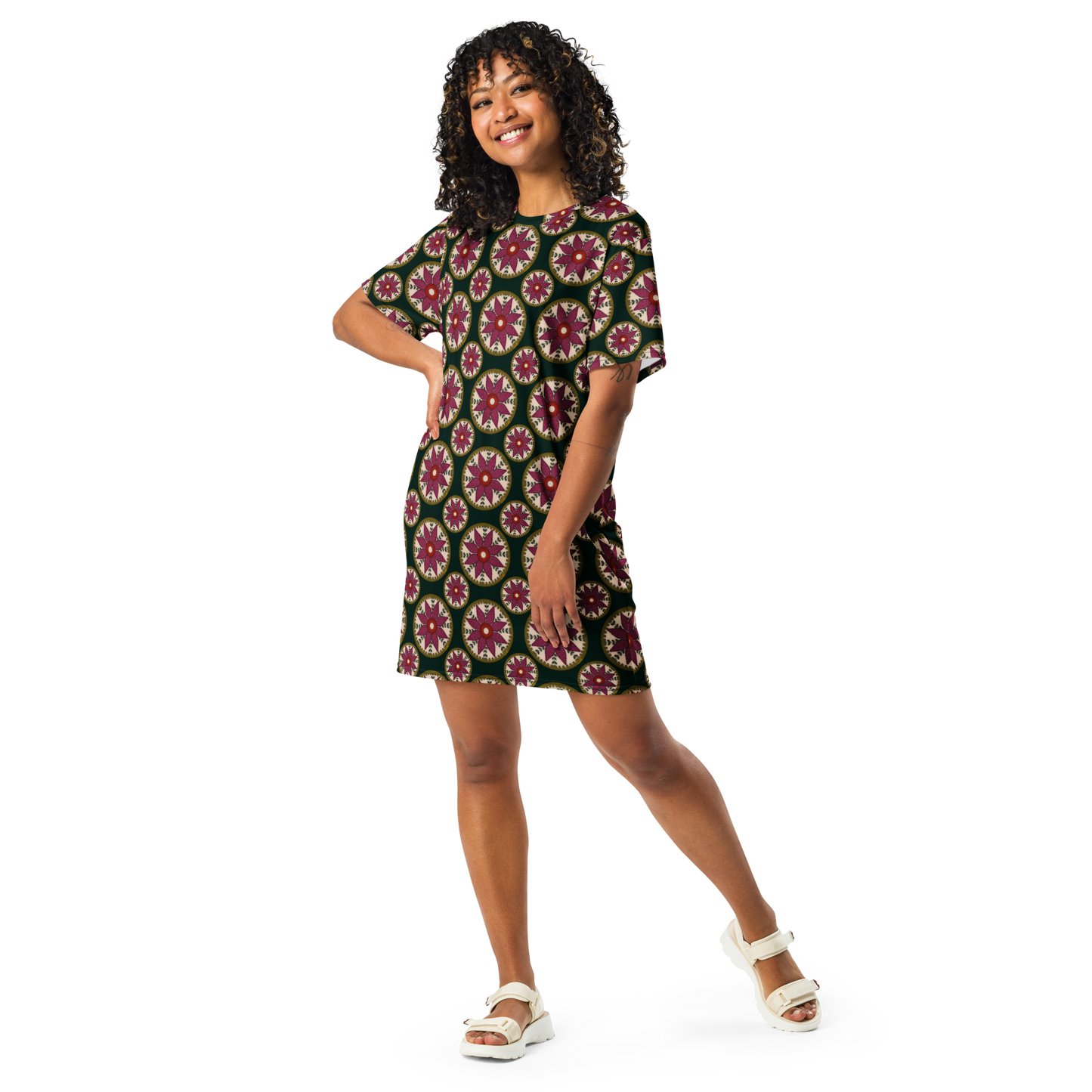 Modelo posando con vestido camiseta streetwear con estampado floral y sandalias de Sanper Studio