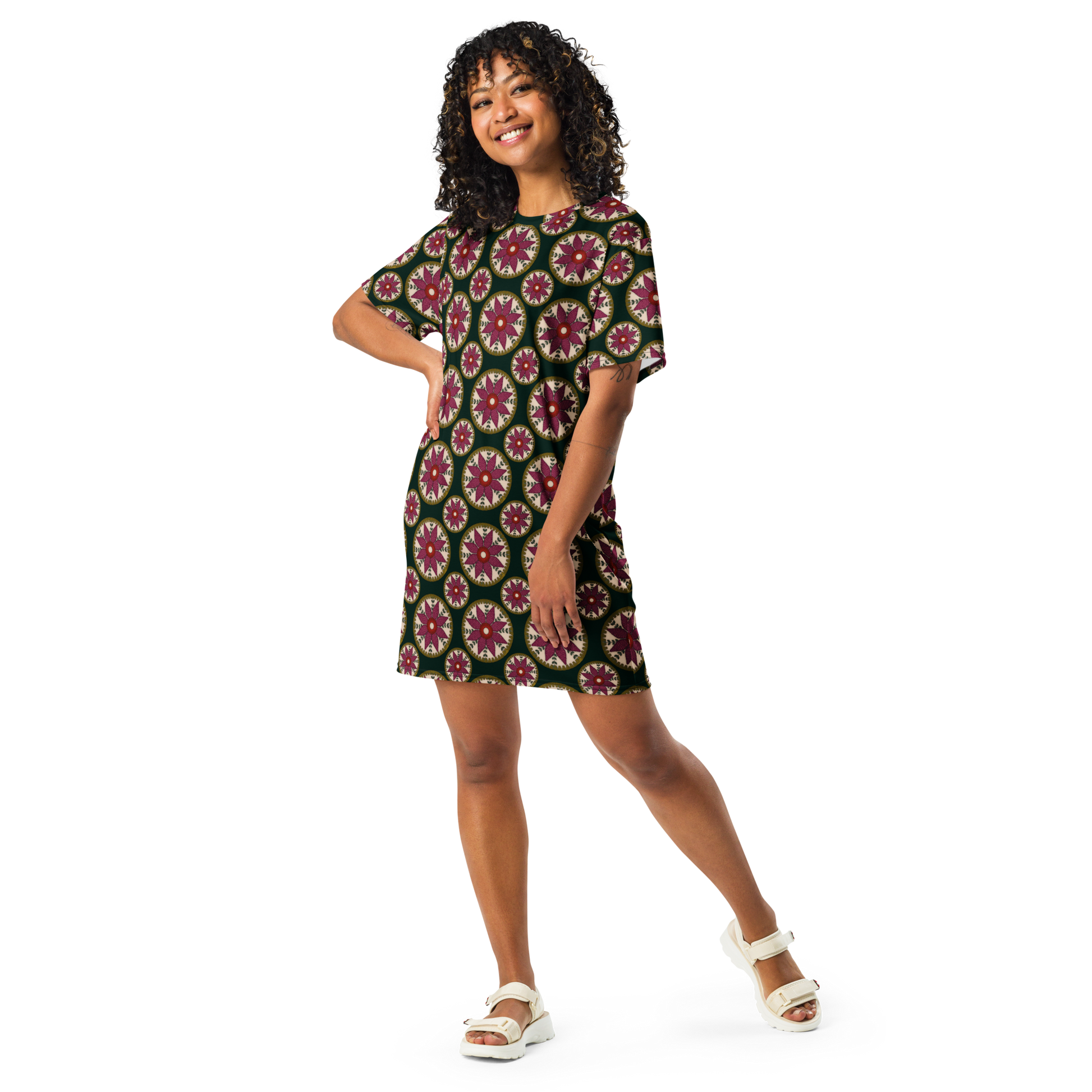 Modelo posando con vestido camiseta streetwear con estampado floral y sandalias de Sanper Studio