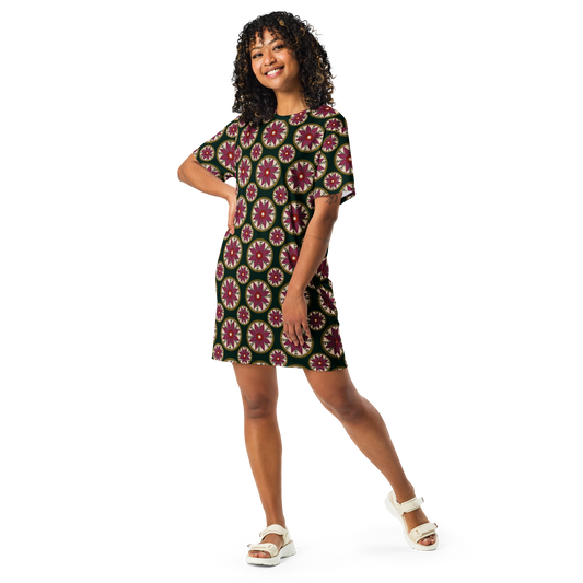 Modelo posando con vestido camiseta streetwear con estampado floral y sandalias de Sanper Studio