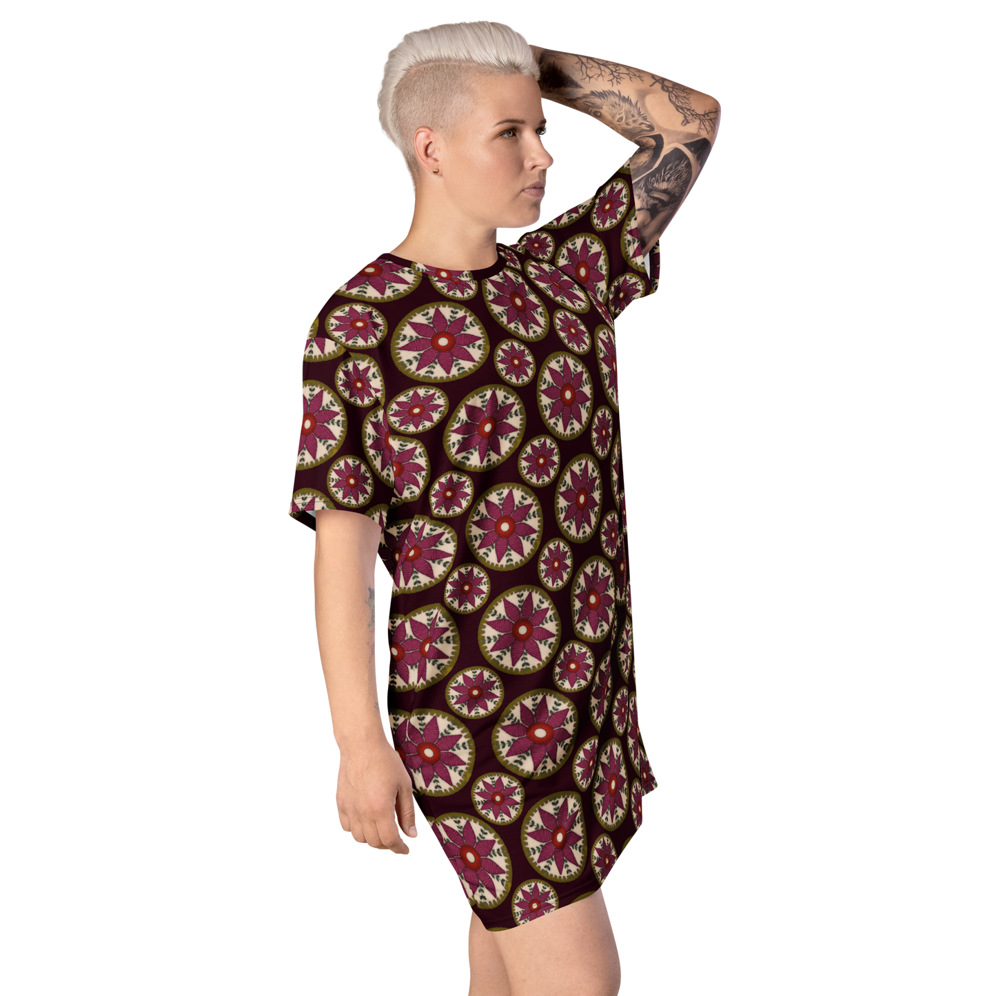 Modelo con vestido camiseta con estampados textiles florales de la marca de ropa Sanper Studio