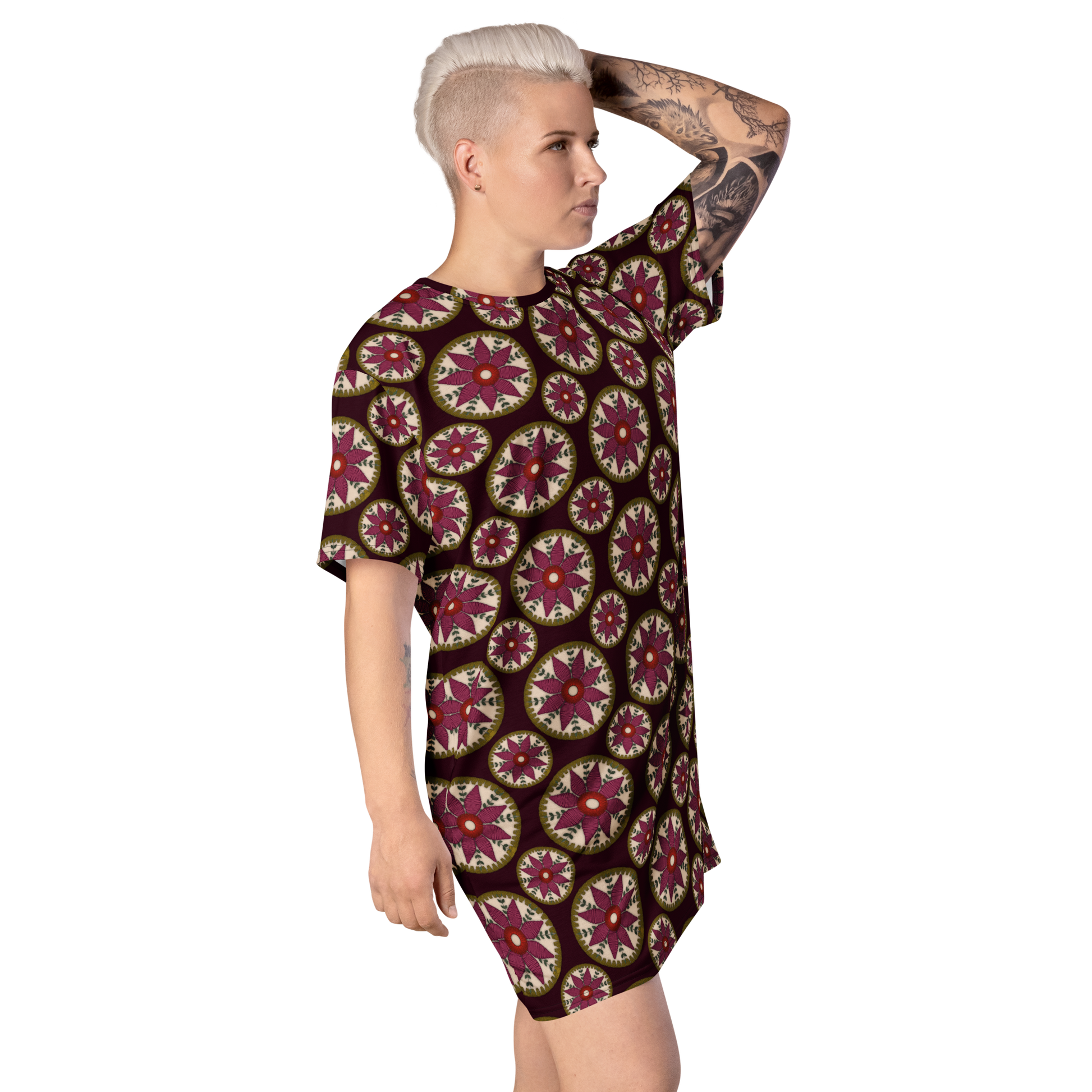 Modelo con vestido camiseta con estampados textiles florales de la marca de ropa Sanper Studio