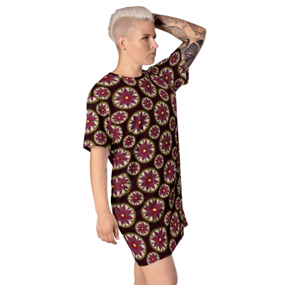 Modelo con vestido camiseta con estampados textiles florales de la marca de ropa Sanper Studio